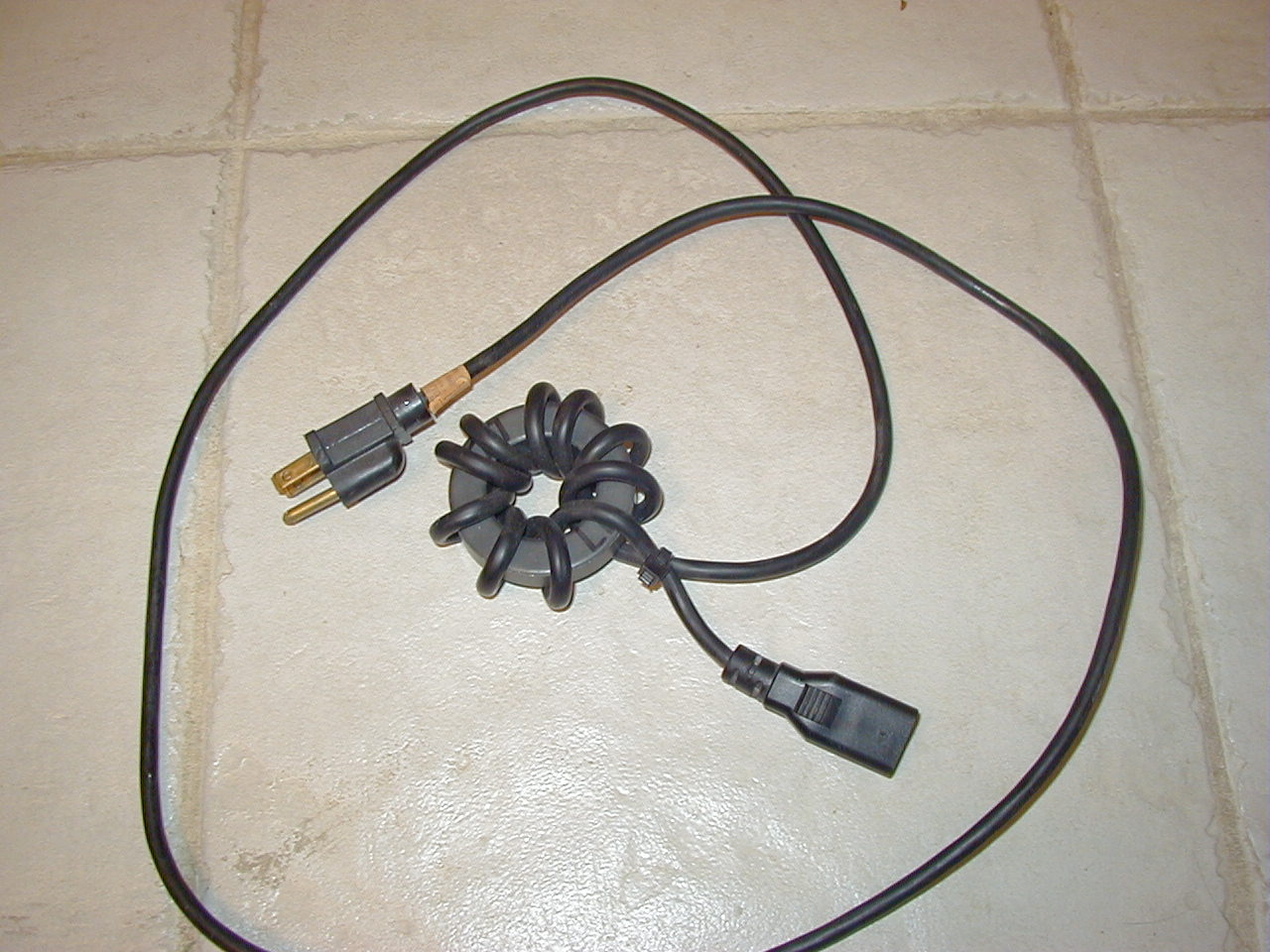 IEC-Cord-Choke.jpg (218376 bytes)